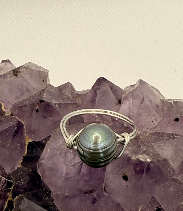 black freshwater pearl ring on tinned copper wire
